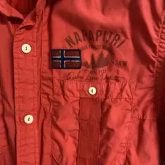 NAPAPIJRI ナパピリ 国旗ロゴ ミリタリーシャツ 赤 S メンズM相当のサムネイル