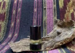 マリナウ沈香オイル2.5ml【3.0mlボトル使用】 マリナウ沈香オイル2.5ml【3.0mlボトル使用】 - メルカリ