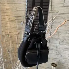 ZARAロゴ入りブラック巾着型ハンドバッグ