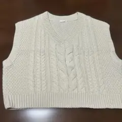 GU アイボリー ケーブルニット ベストM