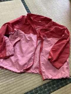 ユニクロ UNIQLO 赤とピンクのナイロンパーカー 130