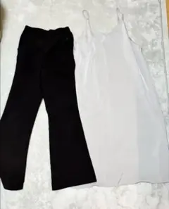 グレーのワンピースと黒のフレアパンツ