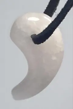 淡いピンク水晶(ローズクォーツ)勾玉気運上昇御守りペンダントネックレスになります