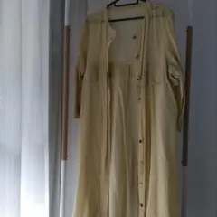 薄い黄色の七分丈シャツワンピース