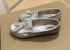 Minnetonka タッセルモカシン シルバー 6.5のサムネイル