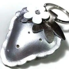 本革 レザー ぷっくりいちご シルバーカラー キーリング