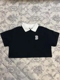 黒いクロップドTシャツ Bの刺繍付きのサムネイル