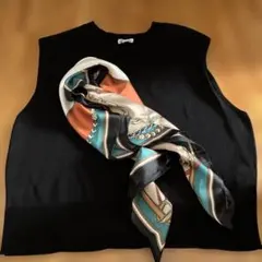 黒のノースリーブニットとスカーフ