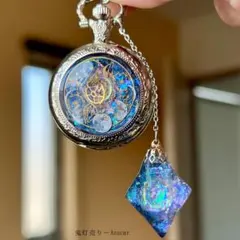 タツノオトシゴ 鍵モチーフ 宇宙レジン八面体ネックレス 蓄光 ルナ 