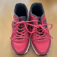 New Balance ピンクスニーカー