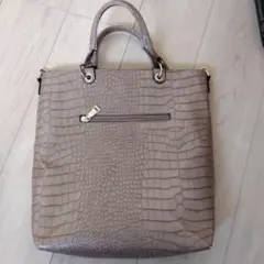 クロコダイル型押しベージュハンドバッグ（ショルダーバック）