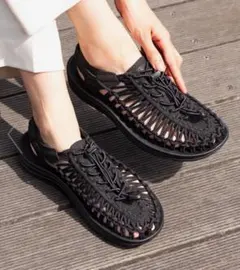 最終お値下げ　KEEN UNEEK W　サンダル　ブラック　24.5のサムネイル