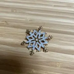 雪の結晶型ブローチ ゴールド シルバー