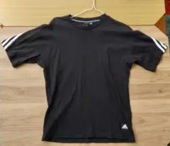 adidas ブラック Tシャツ ストライプデザイン