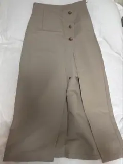 NICE CLAUPベージュ ボタン付きスリットロングスカート