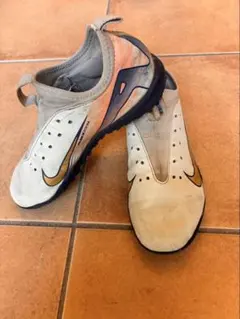 Nike サッカーシューズ スリッポン ホワイト/ゴールドのサムネイル