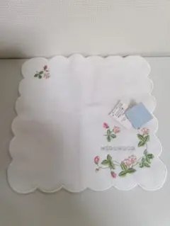 WEDGWOOD タオルハンカチホワイト　ストロベリー 刺繍のサムネイル
