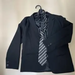 黒のスーツ・ブレザーとストライプネクタイ