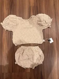 ベージュのトップスとショートパンツセット 80