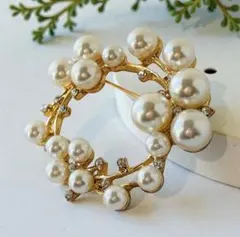 華やかパールリースブローチ｜大人のための上品アクセサリー　リッチゴールド　円
