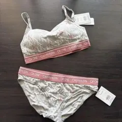 【新品タグ付】Calvin Klein ブラ&ショーツセット B75/Mのサムネイル