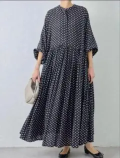 美品　BEARDSLEY ドットギャザーワンピース とろみ 手洗い可 水玉