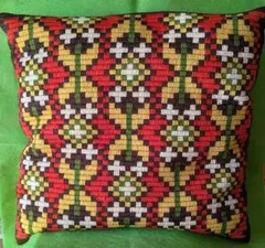 スウェーデンのPlatt（プラット）刺繍クッションのサムネイル