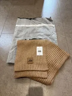 UGG 厚手リブ編みレザーロゴパッチのサムネイル