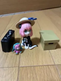 アーニャのフィギュアと付属品