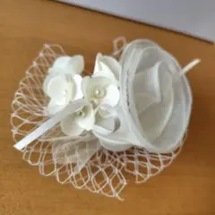 美品✨️コサージュ　ホワイト 花モチーフ　シフォン　レース　パール