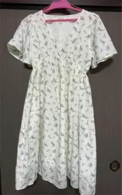 アースミュージックワンピース&エコロジー　小花柄　ワンピース