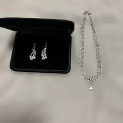 クリスタルネックレスとイヤリングセット