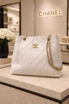 極美品☆CHANEL ホワイト マトラッセ　チェーンショルダーバッグ