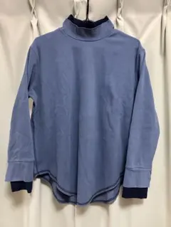 ブルーとネイビーハイネック長袖トップス