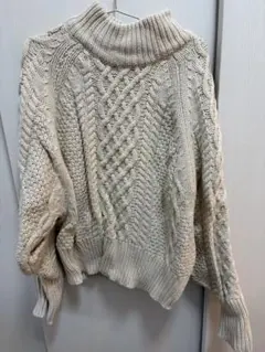 ケーブル編みタートルネックセーター ONE SIZE クリーム色