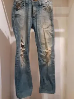 ダメージ加工デニムパンツ