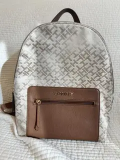新品　トミーヒルフィガー　リュック　ブランド　バッグ　ベージュ　モノグラムのサムネイル