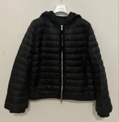 Moncler モンクレール　袖口のデザインが素敵なフード付きダウンジャケット