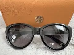 Tory Burch ブラック キャットアイ サングラスのサムネイル