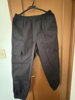 黒いカーゴパンツ ゴムウエスト