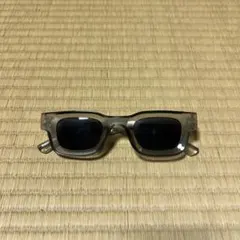 クリアグレー スクエアサングラス ブラックレンズ