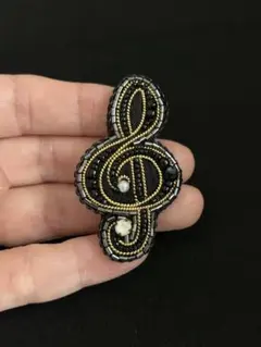 黒柳徹子(田川啓二作)ビーズ刺繍ブローチ - メルカリ