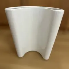フランフラン　陶器製 ホワイト フラワーベース 変形花瓶のサムネイル