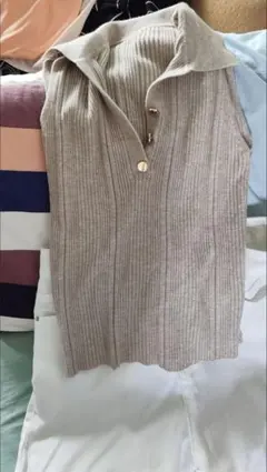 ベージュ リブ編み 襟付き ニットベスト