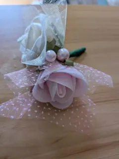 バラのコサージュ ピンクとホワイト