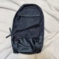 黒のシンプルなバックパック