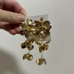 ブライダル　花モチーフ ゴールドイヤリング