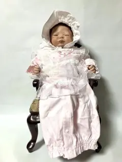 フリル付きピンクドレスの人形