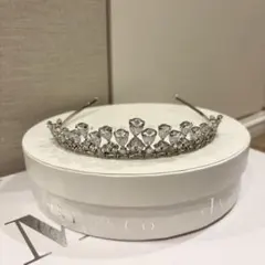 プラダ クリスタル カチューシャ 三角ロゴ トライアングルプレート