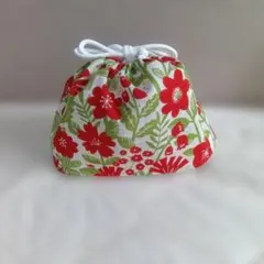 赤い花柄の布製巾着袋・弁当袋